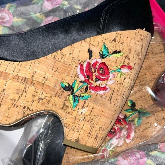 Betsey Johnson platform wedge heels rose rockabilly pinup peep toe vintage shoes